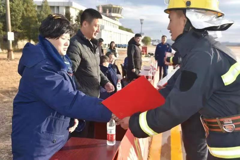 蓝天消防驻企消防队开展消防比武大赛和消防救援演练